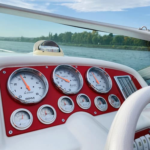 Geschwindigkeitsanzeige und Cockpit eines Speedboot