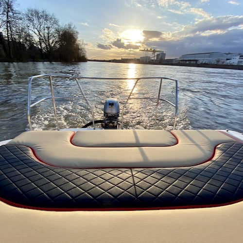 Motorboot bei Sonnenuntergang