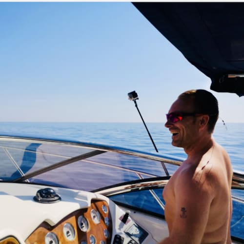 Lebensstil Speedboot fahren im Urlaub