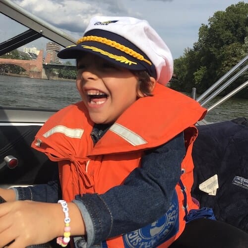 Kind bei Bootstour auf dem Main