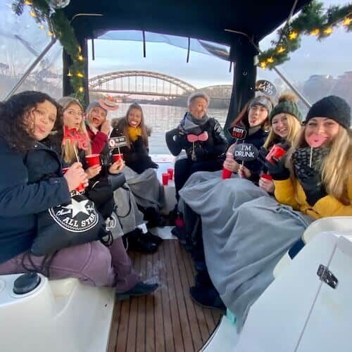Gruppe von Frauen eines Sportvereins bei der Weihnachtsfeier auf dem Partyboot