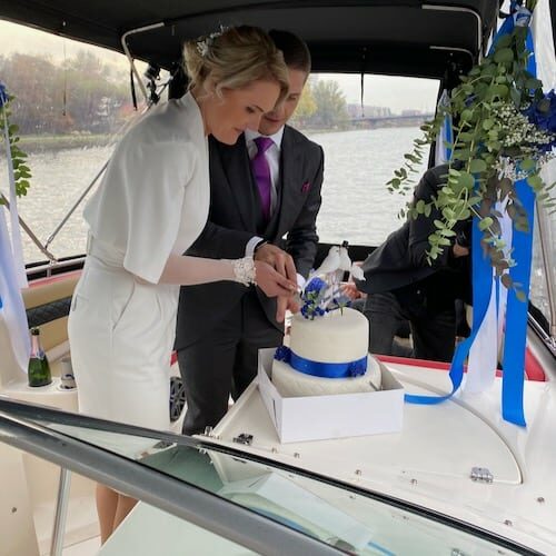 Hochzeit auf dem Partyboot mit Dekoration