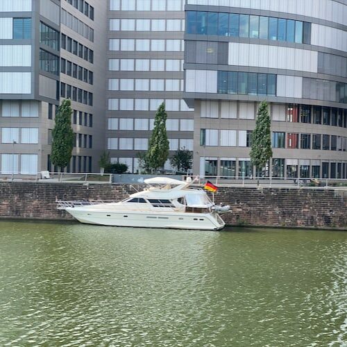 Yacht in Frankfurt im Westhafen